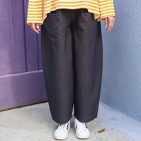 מכנסיים מדגם מיכאלה בצבע כחול כהה עם דוגמה ארוגה של ריבועים קטנים בצבע צהוב ואדום