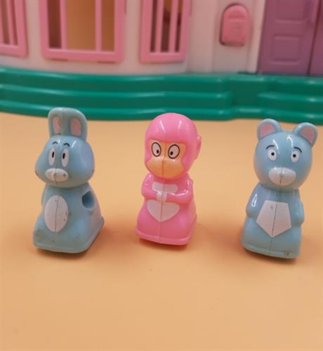 מיניאטורות, חיות קטנות, קוף ארנב ודוב עם גלגלים בתחתית, נוסעים באלגנטיות, משחק אצבעות נפלא