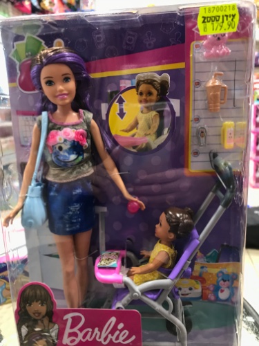 בובת ברבי ותינוקת בעגלה