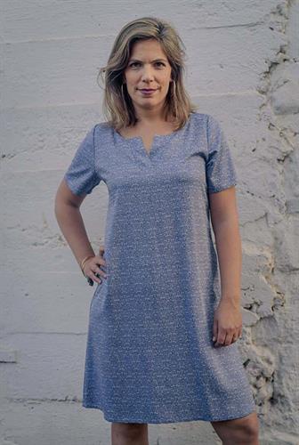 שמלת A עם שרוול בעלת מחשוף עם פתח שינה קטן