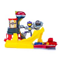 מסלול מכוניות עם מגדל גבוה מפרץ ההרפתקאות