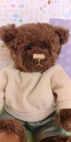 בובת דוב קלאסית לבושה סוודר ומכנסיים