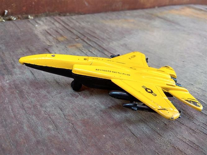 צעצוע לילדים דגם מטוס קרב F-16 מצוייד בתחמושת וטילים. צבע צהוב.