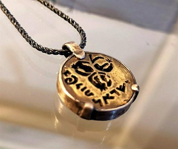 מטבע העצמה, To Be מאת ציפורה אוריה, תליון מטבע זהב עם סמל שלושת הרימונים והמילה בשלות