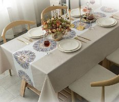 מפות שולחן מעוצבות דוחות כתמים