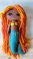 בובת בת ים עם סנפיר כחול ושיער כתום