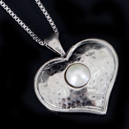 שרשרת ותליון כסף לב משובץ פנינה לבנה T9882