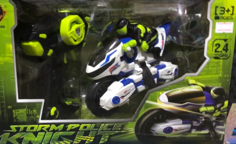 אופנוען עם שלט