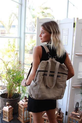 תיק גב וצד ג'ני בז'.