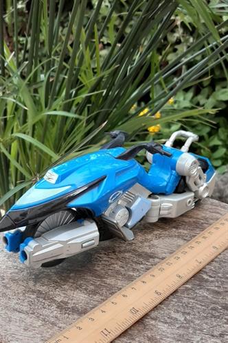 אופנוע כחול של פאוור ריינג'רז, עם מקום להושיב גיבור וסטנד מתקפל להעמדה או משחק