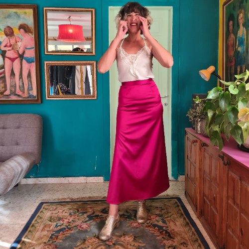 חצאית סאטן אדומה מידה M