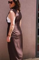 שמלה חומה אלגנטית ומעוצבת מידה L