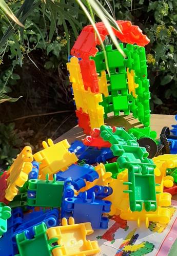 קליקס, משחק הרכבה צבעוני מפלסטיק. חלק מקורי וחלק לא, המחיר לכל מה שבתמונה