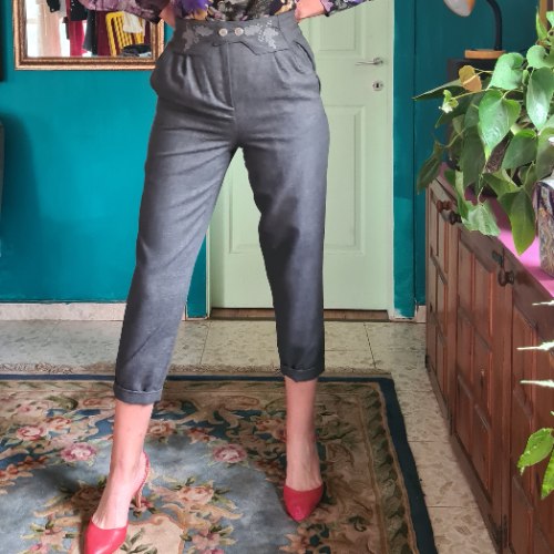 מכנסי צמר אפורים מחוייטים