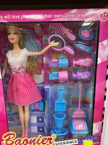 בובה עם אביזרי ניקיון