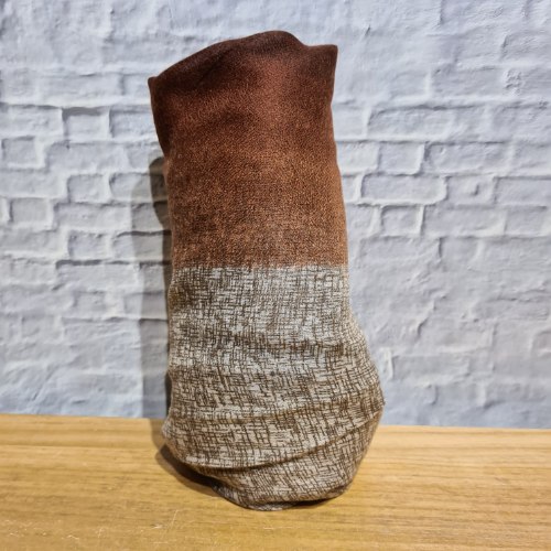 צעיף ויסקוזה חום אפור טקסטורה