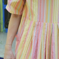 שמלה מדגם אריאל עם דוגמה של פסים בצבעים רכים של גלידה