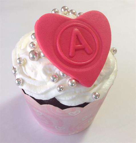 סט אותיות וספרות באנגלית ללחיצה - מסגרת עגולה.