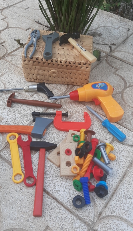 כלי עבודה למשחק דמיון עם מלא אביזרים וציוד, המחיר לכל מה שבתמונה