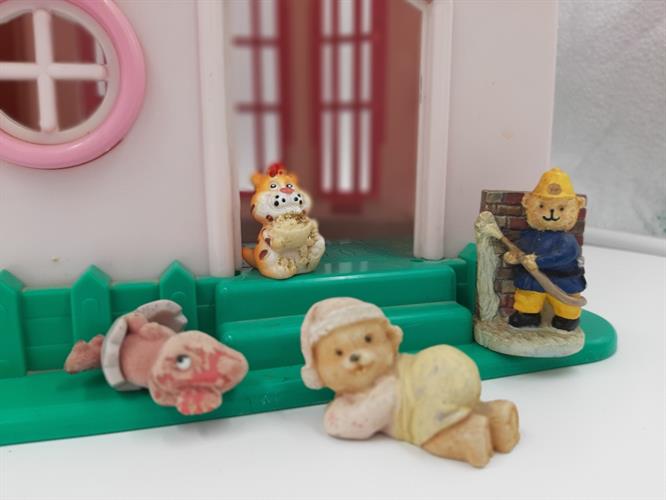 רביעיית מיניאטורות שבירות-2  דובים אחד הולך לישון והשני כבאי,חתול ג'ינג'י ותנין קטיפה ורוד.