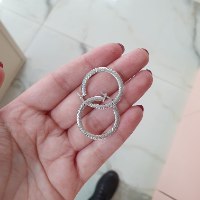 עגילי חישוק בינוניים דקים עם חריטת לייזר 2.6 סמ בזהב לבן