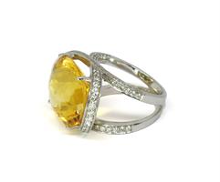 טבעת סיטרין צהוב ויהלומים מעוצבת בזהב לבן 18 קראט