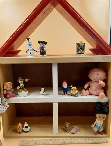 בית בובות מעץ עשוי ממגירה ממוחזרת יכול לשמש גם כמדף