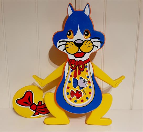 חתול וינטג' מזיז את הזנב ניתלה בעגלה או במיטת תינוק