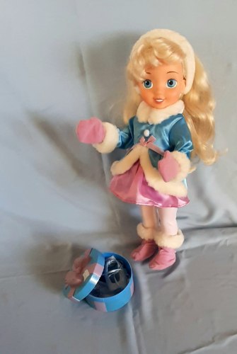 בובת ילדה של  הנסיכה אורורה היפהפיה הנרדמת, לבושה בבגדי חורף, 40 ס"מ גובה, במצב שמור מאד, דיסני