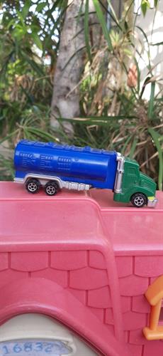 מחסנית פז של רובוטריקים, מעוצבת כמשאית,  pez