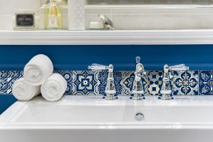 מדבקות לאריחים 15*15 ס''מ כחול מלכותי דגם 1274