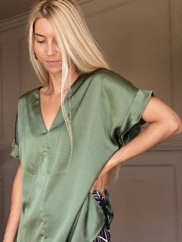 חולצת NAMI - זית סאטן משי