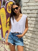 גופיית V גזורה סלאב קצרה