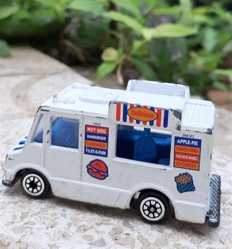 מכוניות צעצוע ממתכת, דגם של משאית אוכל, פוד טראק, עם איש קטן בפנים.