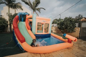 מתקן קפיצה מתנפח רטוב עם מים המקפצה הרטובה - W4034 - The wet bouncer מבית Jumpy Jump העולמית-קפיץ קפוץ