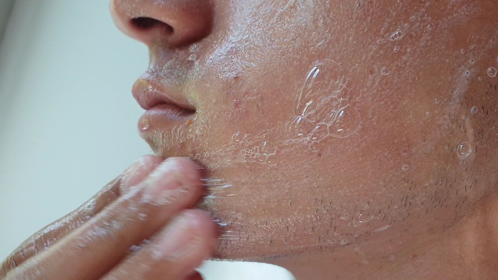 3 סיבות לניקוי הפנים לפני השינה והאם חשוב לנקות אותם גם בבוקר.