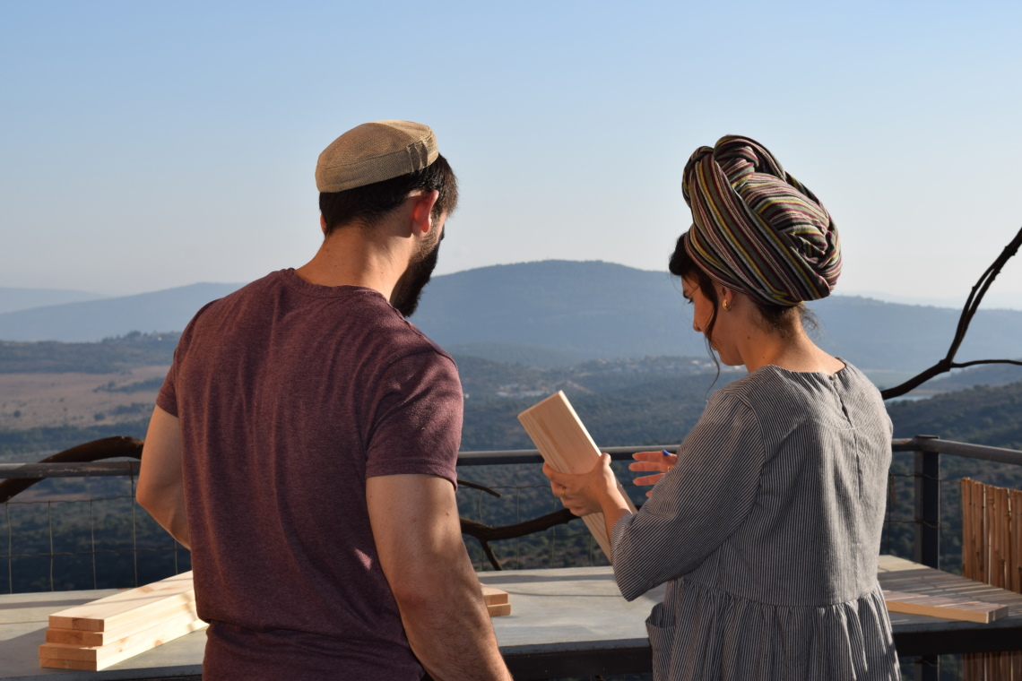 זוג בסדנת נגרות זוגית רומנטית במושב אמירים